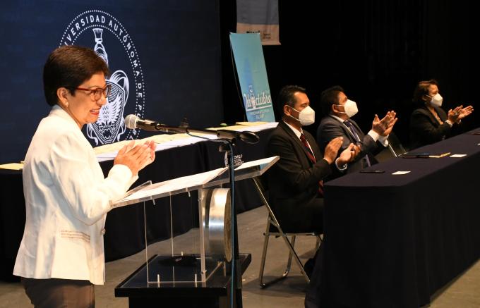 La rectora de la BUAP, Lilia Cedillo Ramírez preside graduaciones y desea éxito en su vida profesional a egresados