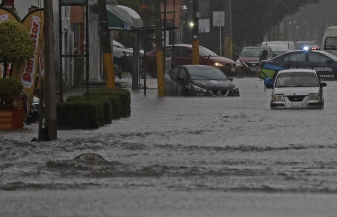 Onda tropical provoca intensa lluvia en la capital poblana