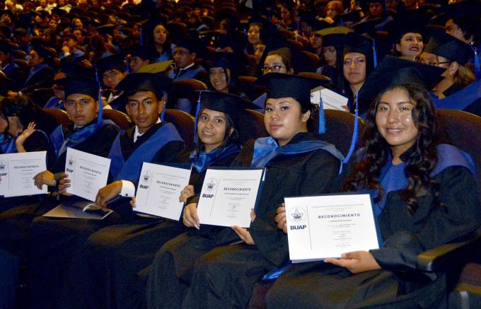 Se gradúan alumnos de la Preparatoria Alfonso Calderón Moreno y del Complejo Regional Centro.