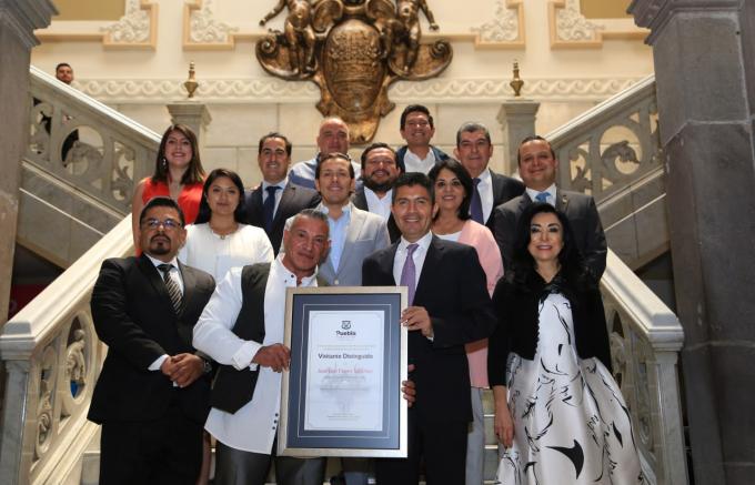 Ayuntamiento de Puebla reconoce a Leo Flores como "Visitante Distinguido"