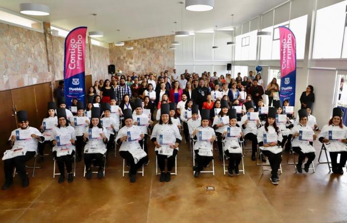 SMDIF Puebla gradúa sexta generación de gastronomía y estilismo