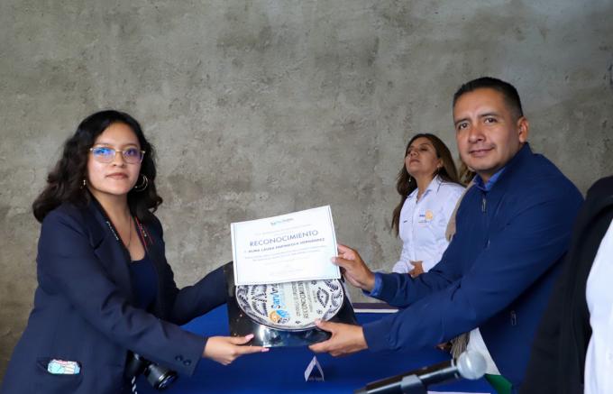 Entrega Edmundo Tlatehui reconocimientos a docentes del IEEA, por su contribución para abatir el rezago educativo