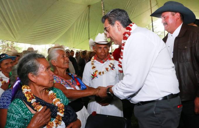 El gobernador Sergio Salomón visitó el municipio de Honey.