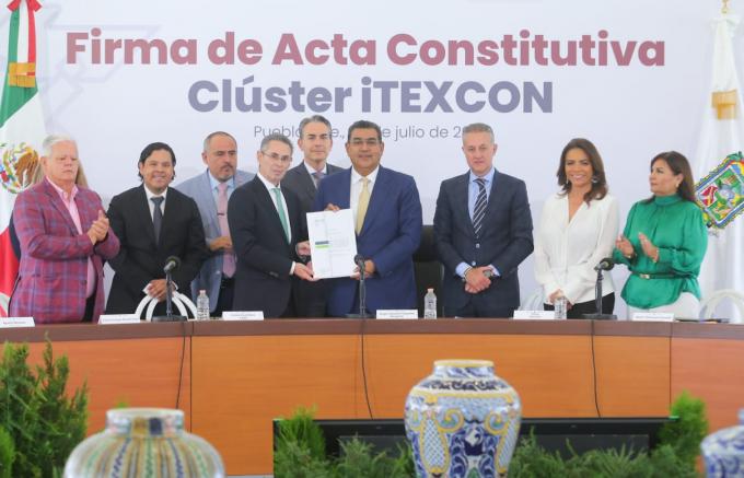 El gobernador, Sergio Salomón firma un acta constitutiva para la creación de un clúster de la industria textil