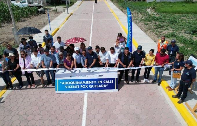 Entrega Edmundo Tlatehui adoquinamiento de una calle en San Rafael Comac