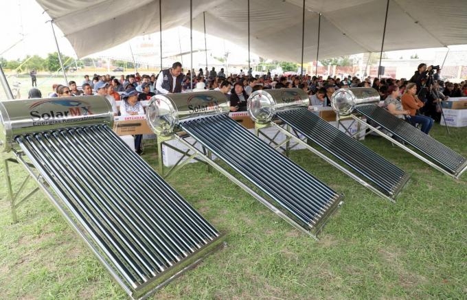 Realiza Edmundo Tlatehui tercera entrega de calentadores solares del programa presupuesto participativo