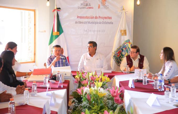 Se reúne el gobernador Sergio Salomón Céspedes con el alcalde de Chilchotla