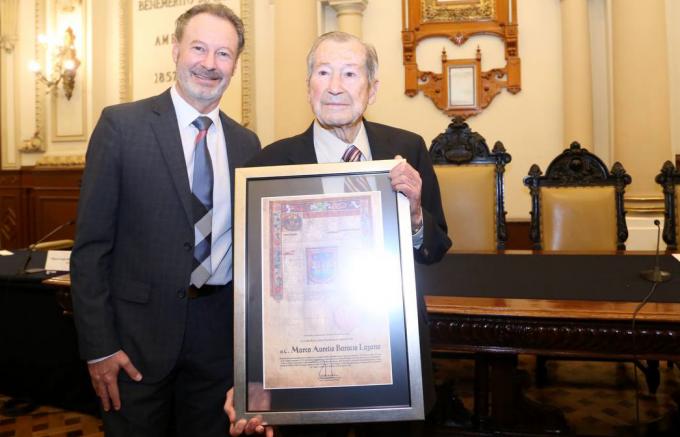 Marco Aurelio Barocio, ícono de la Ingeniería en Puebla, recibe copia de la Cédula Real