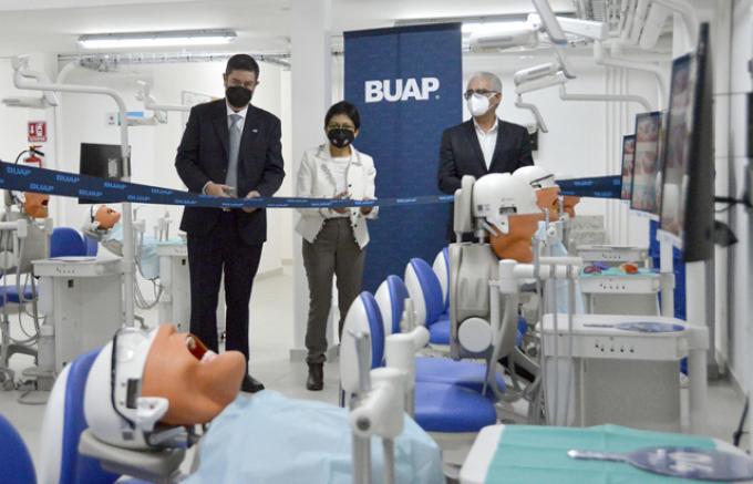 Inaugura Rectora María Lilia Cedillo laboratorios de simulación en la Facultad de Estomatología