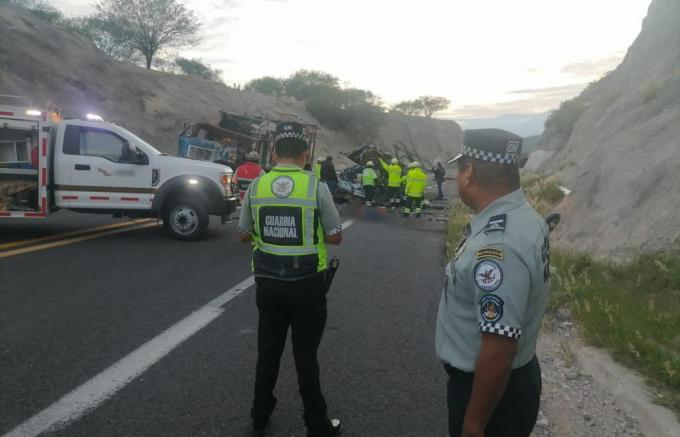 Mueren 15 migrantes tras choque entre tráiler y autobús en la autopista Cuacnopalan-Oaxaca
