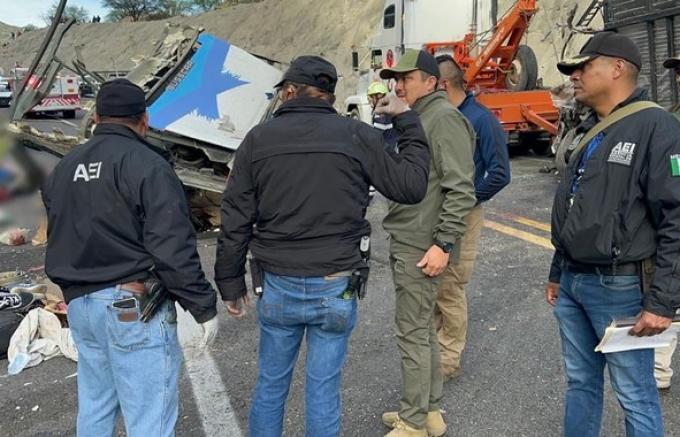 Informa el INM fallecimiento de 15 personas mexicanas y un venezolano durante accidente carretero en límites de Oaxaca y Puebla