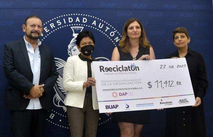 La rectora de la BUAP , Lilia Cedillo entrega cheque del Reciclatón 2023