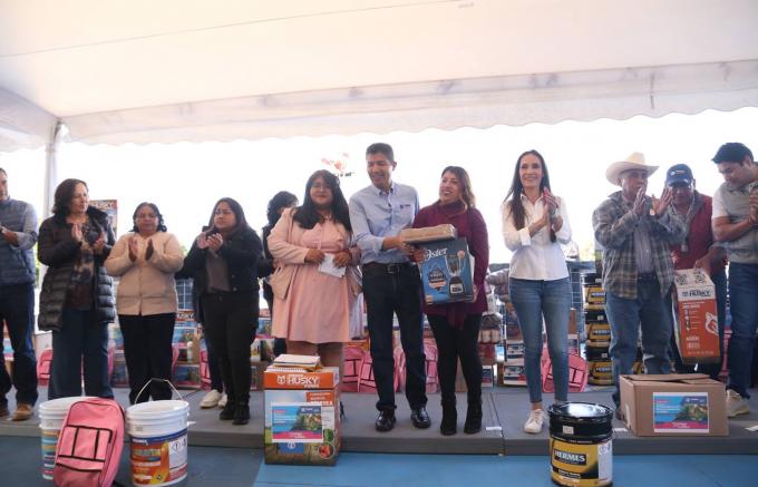 Ayuntamiento de Puebla entrega apoyos a emprendedores, comités y productores locales