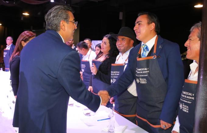 Cuentan productores mezcaleros con respaldo total del Gobierno de Puebla: Sergio Salomón Céspedes