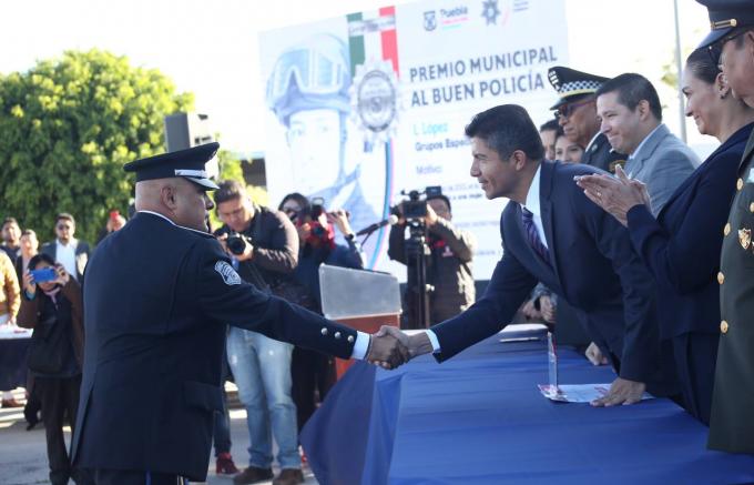 Ayuntamiento de Puebla condecora a nueve policías destacados