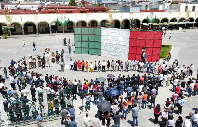 Paola Angon da inicio a las fiestas patrias en San Pedro Cholula, con la colocación del Bando Solemne