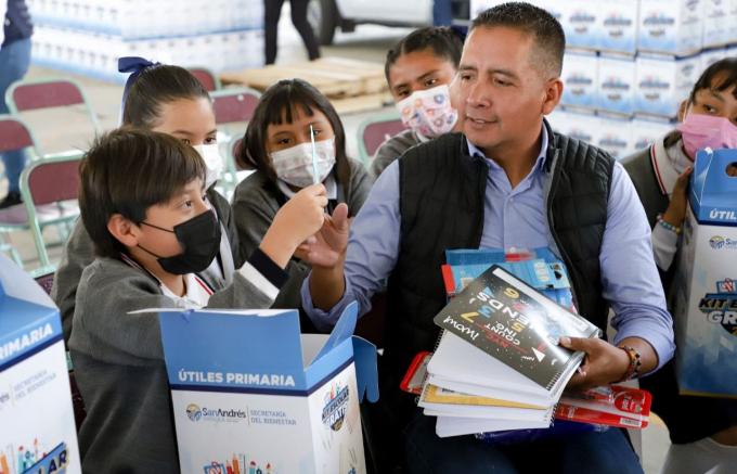 Inicia Edmundo Tlatehui entrega de kits escolares a preescolares y primarias públicas