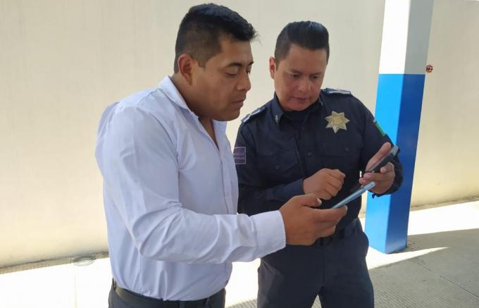 Seguridad Pública de San Andrés Cholula integra botones de alertamiento para taxistas.