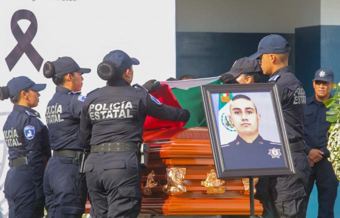 El Gobernador Sergio Salomón Céspedes realiza guardia de honor a elemento caído en San Miguel Xoxtla