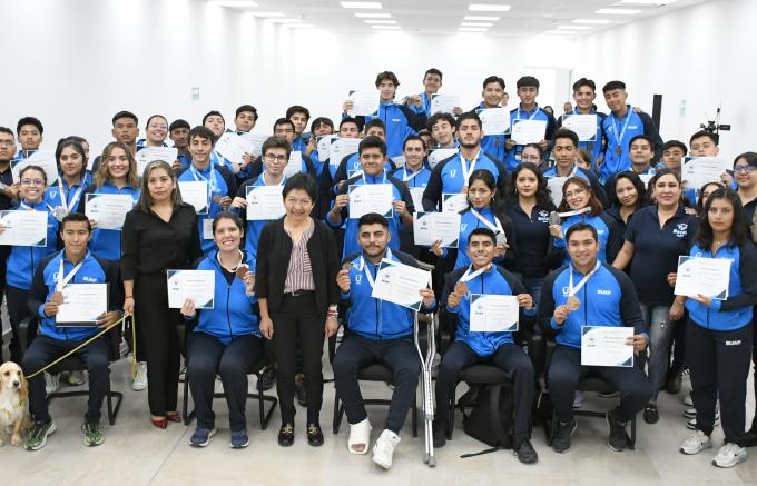 Entrega becas la rectora de la Buap, Lilia Cedillo, a medallistas de la Universiada Nacional 2023