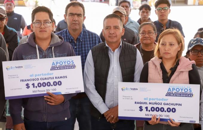 Entrega Edmundo Tlatehui apoyos a personas afectadas por lluvias en el municipio