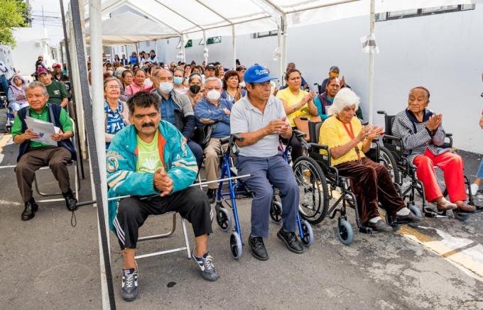 Entrega SMDIF de Puebla Capital aparatos funcionales