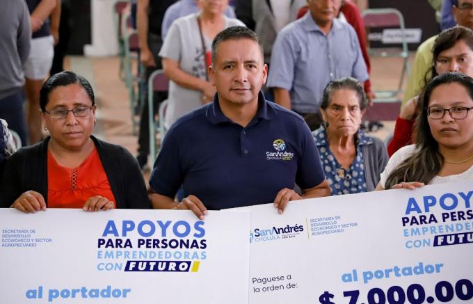 Entrega Edmundo Tlatehui apoyos económicos a personas emprendedoras del municipio
