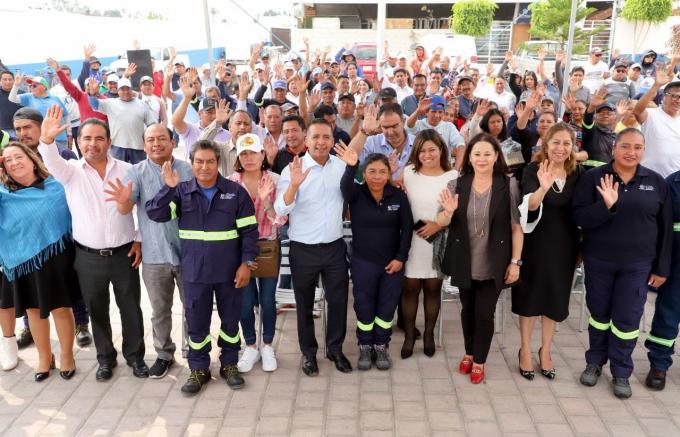 Entrega Edmundo Tlatehui uniformes a personal de la Secretaría de Servicios Públicos