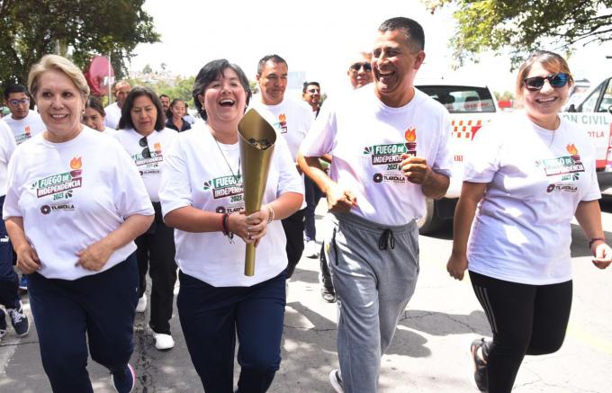 Entrega Maribel Pérez Arenas, fuego de Independencia a comunidades y delegaciones de Tlaxcala Capital