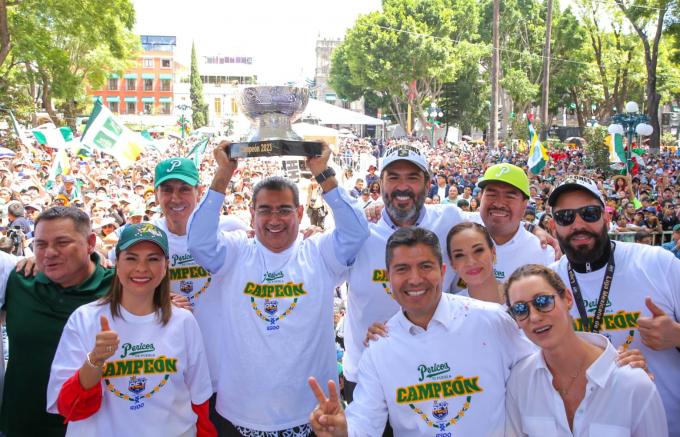Festeja Puebla el campeonato de la LMB de Pericos. El gobernador reconoce al equipo.