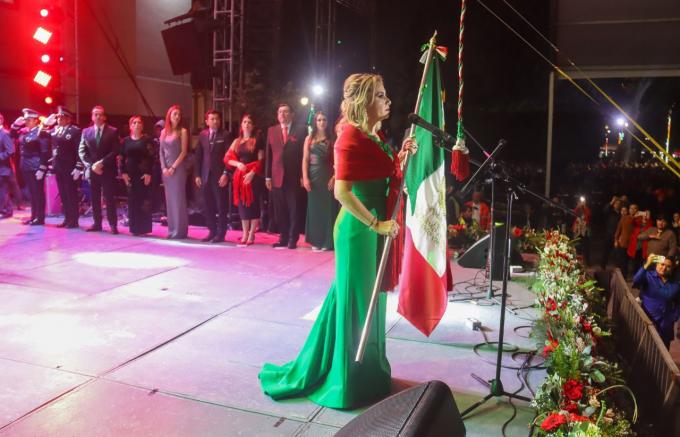 Paola Angon celebra junto a las familias, Motel y Grupo Jalado el Grito de Independencia 2023