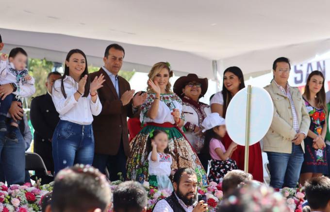 Paola Angon encabeza Desfile Conmemorativo al CCXIII Aniversario de la Independencia, con más de 6 mil participantes