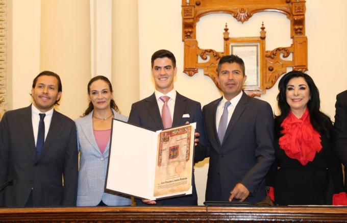 Ayuntamiento de Puebla entrega a José Canales Cédula Real, máximo honor municipal