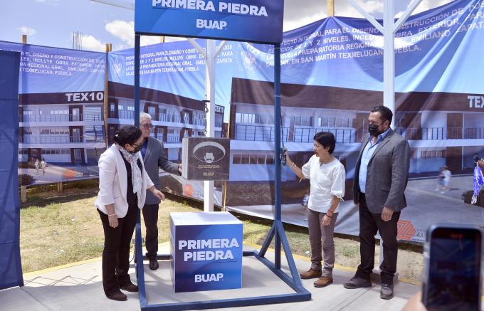 Colocan la primera piedra para nuevos edificios en la Preparatoria Emiliano Zapata, en San Martín Texmelucan