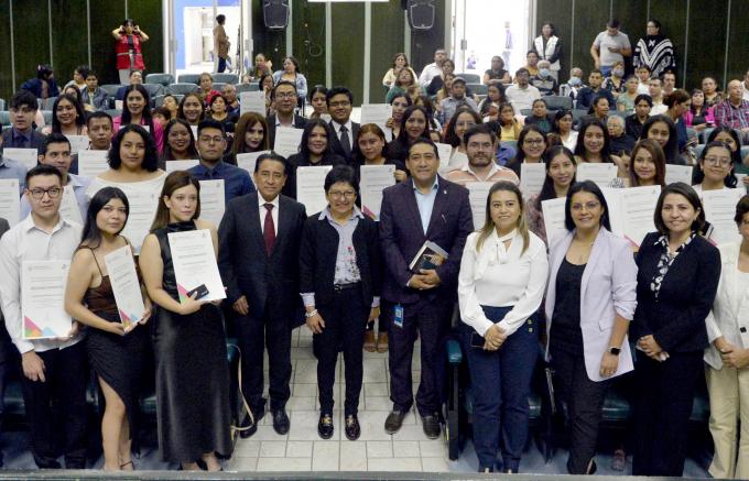 Entrega Rectora Lilia Cedillo Premio Ceneval al Desempeño de Excelencia-EGEL