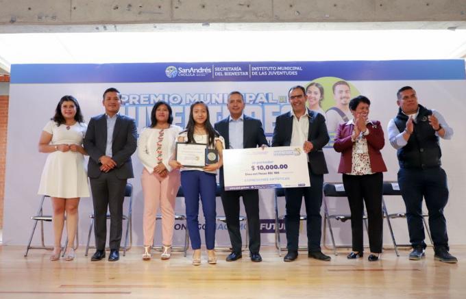 Galardona Edmundo Tlatehui a las y los ganadores del Premio Municipal de las Juventudes