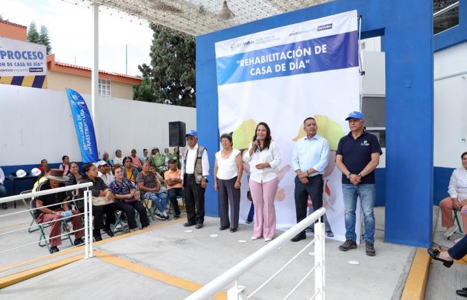 Inicia Edmundo Tlatehui y Guadalupe Cuautle rehabilitación de Casa de Día en la cabecera municipal