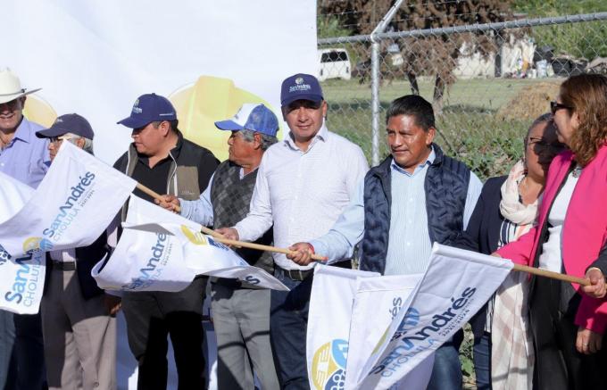 Inicia Edmundo Tlatehui adoquinamiento en la calle Apetlahuaya en San Antonio Cacalotepec