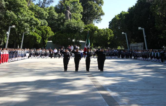 Ayuntamiento de Puebla abandera a escuelas, juntas auxiliares e inspectorías