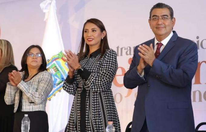 Asiste Sergio Salomón al segundo informe de gobierno de la presidenta municipal Angélica Juárez