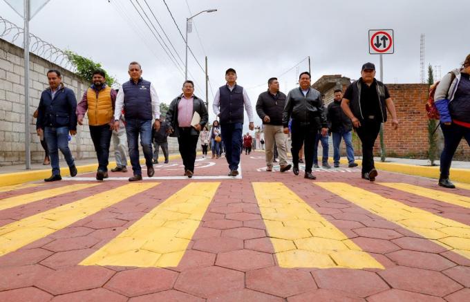 Entrega y arranca obra de adoquinamiento Mundo Tlatehui, en San Rafael Comac y San Francisco Acatepec.