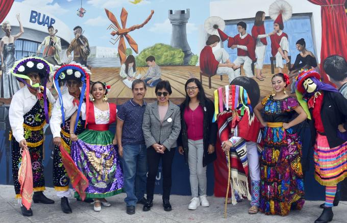 Inaugura la rectora de la BUAP, Lilia Cedillo, el mural “CCU, 15 años de arte y cultura”