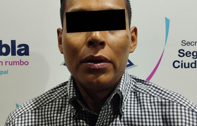 La Policía Municipal de Puebla detuvo a tres hombres por delitos contra la salud y el posible robo de una camioneta