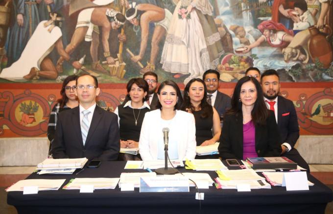 La contralora Alejandra Escandón Torres compareció ante Cabildo