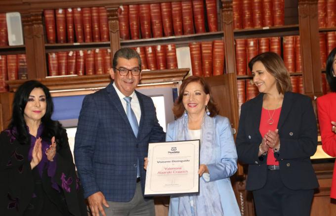 Valentina Alazraki fue reconocida como '”Visitante Distinguida” por el Ayuntamiento de Puebla
