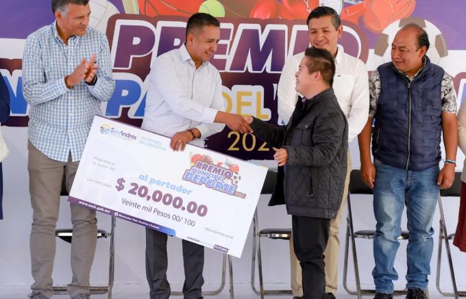 Entrega Edmundo Tlatehui Premio Municipal del Deporte a atletas destacados de San Andrés Cholula