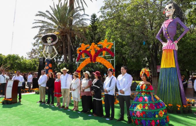 El gobernador Sergio Salomón visitó los altares monumentales por el “Día de Muertos” en Huaquechula