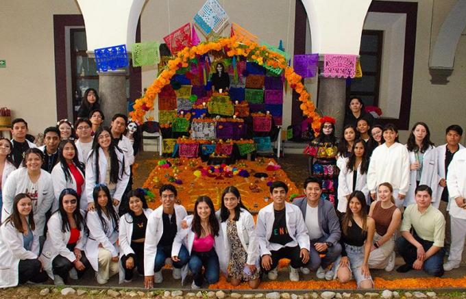 Con concurso de ofrendas, Universidad de la Salud contribuye a preservar tradición de Día de Muertos