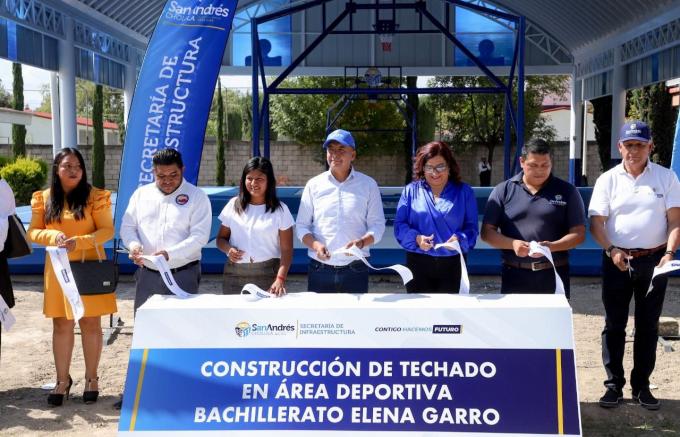 Entrega Edmundo Tlatehui techado en el bachillerato Elena Garro en Concepción La Cruz