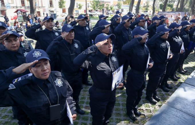 Paola Angon fortalece la seguridad con 23 nuevos policías y entrega de estímulos a elementos